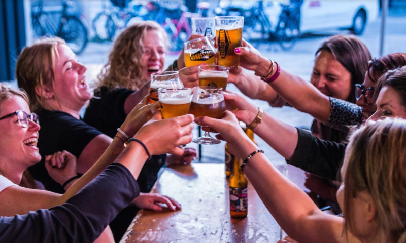 Proosten met vandeStreek bier